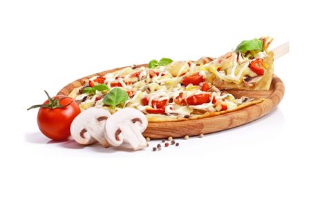 Pizza auf einem Holzbrett